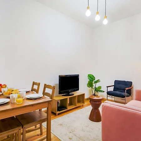Santana 2br, Steps From Downtown - Explore On Foot 아파트 리스본