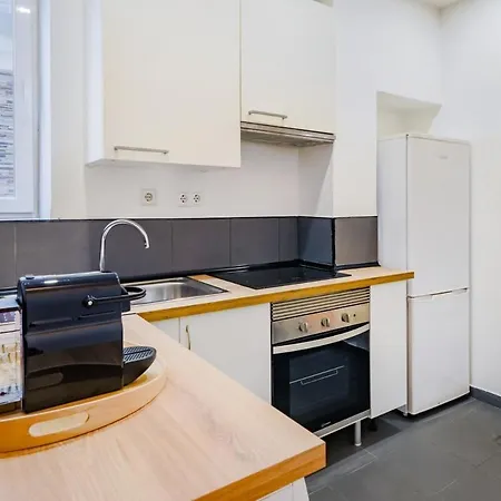 아파트 Santana 2br, Steps From Downtown - Explore On Foot 리스본